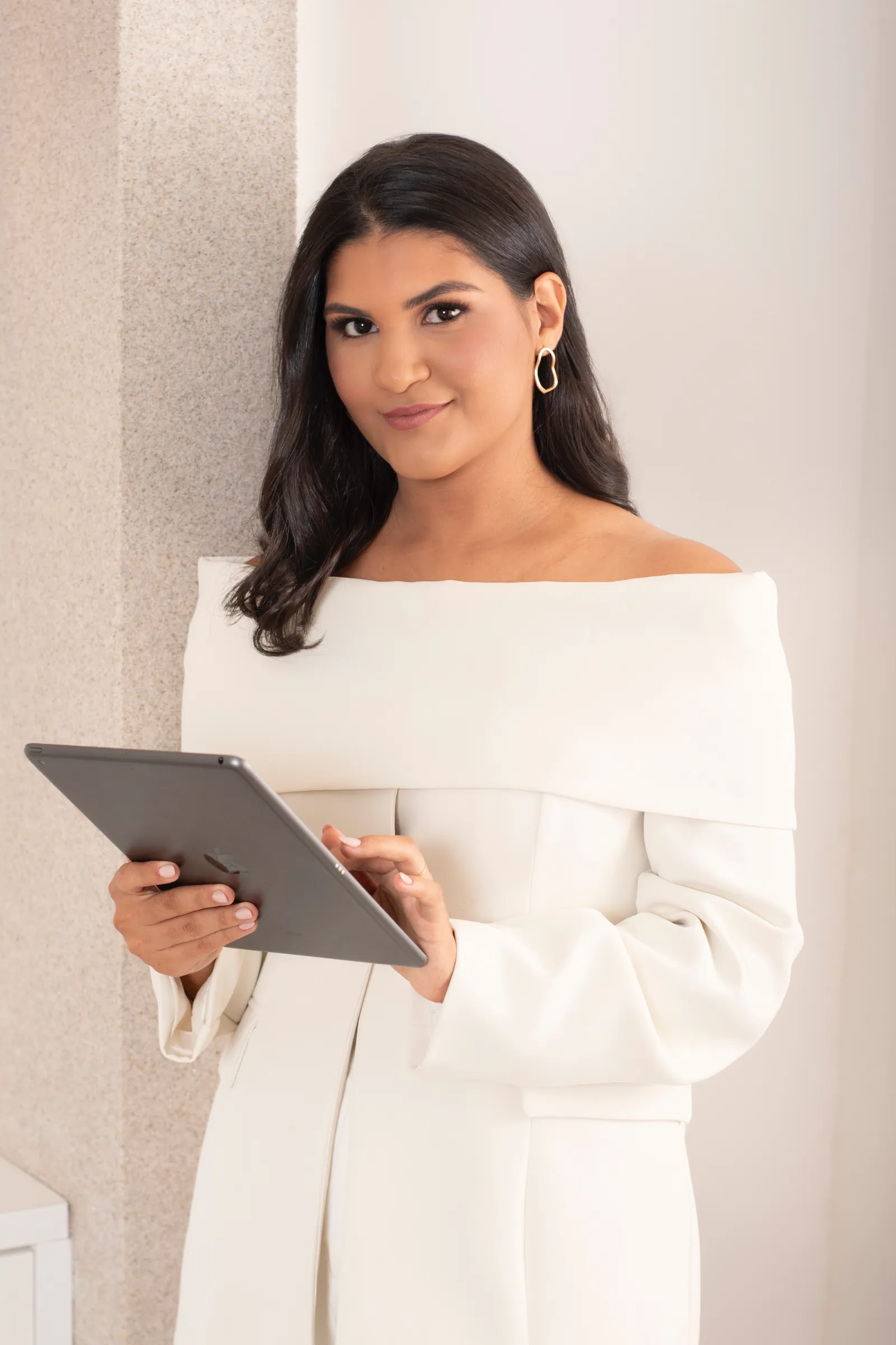 Alice Macedo, cofundadora da Bravi, segurando um tablet